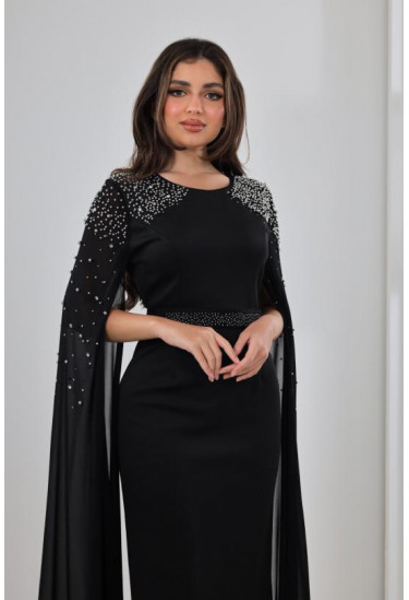 فستان سهرة مطرز بأكمام كيب 