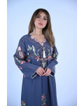 جلابيه طويله يزينها طباعات ملونه جلابيه طويله يزينها طباعات ملونه