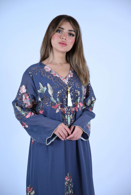 جلابيه طويله يزينها طباعات ملونه