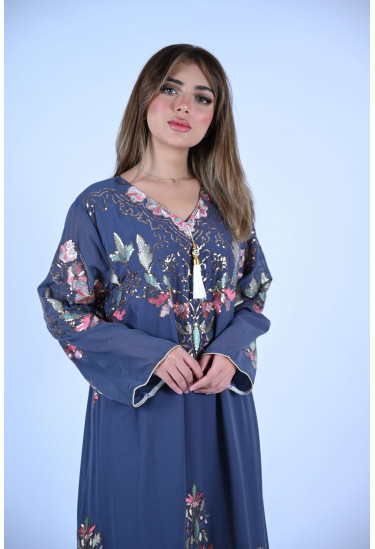 جلابيه طويله يزينها طباعات ملونه جلابيه طويله يزينها طباعات ملونه
