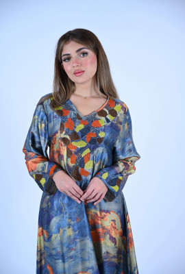 جلابية فخمة بطبعات فنية وتطريز عصري جلابية فخمة بطبعات فنية وتطريز عصري