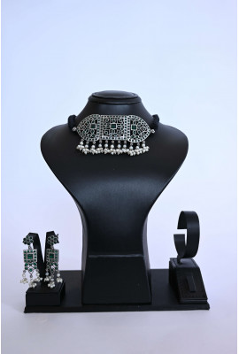 طقم قلادة وأقراط فضي مزين بالأحجار الملونه