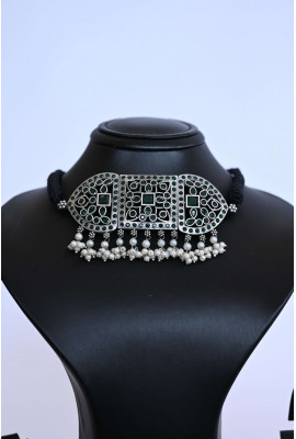 طقم قلادة وأقراط فضي مزين بالأحجار الملونه طقم قلادة وأقراط فضي مزين بالأحجار الملونه