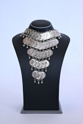 قلادة نسائية بتصميم العملات المعدنية