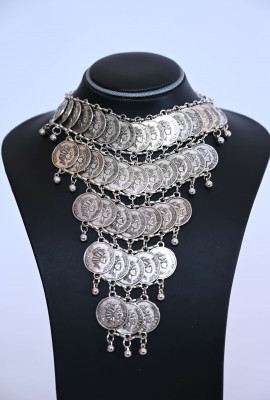 قلادة نسائية بتصميم العملات المعدنية قلادة نسائية بتصميم العملات المعدنية