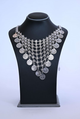 قلادة فضية تراثية بالعملات