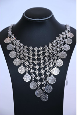 قلادة فضية تراثية بالعملات قلادة فضية تراثية بالعملات