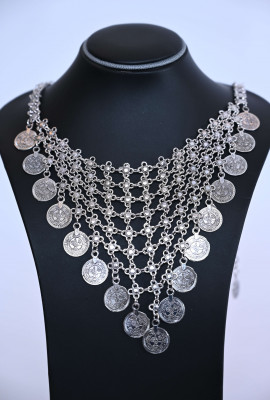 قلادة فضية تراثية بالعملات قلادة فضية تراثية بالعملات