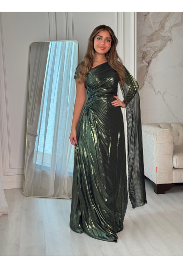 فستان سهرة بتصميم طيات ولمسة ملكية 