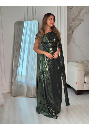 فستان سهرة بتصميم طيات ولمسة ملكية 