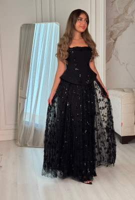 فستان سهرة أسود بدون أكتاف