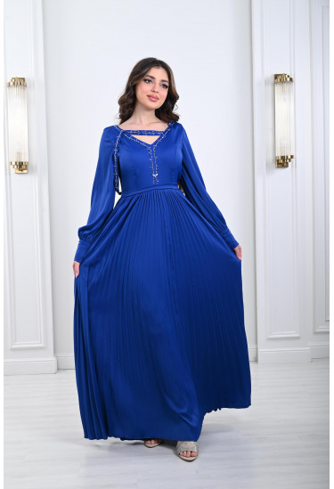 فستان نسائي طويل بتطريز رقيق 