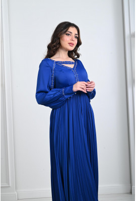 فستان نسائي طويل بتطريز رقيق 