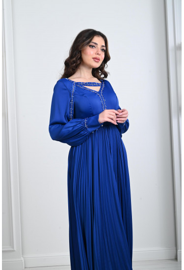 فستان نسائي طويل بتطريز رقيق 