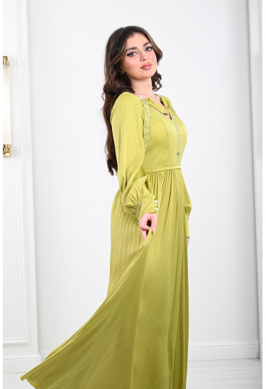 فستان نسائي طويل بتطريز رقيق 