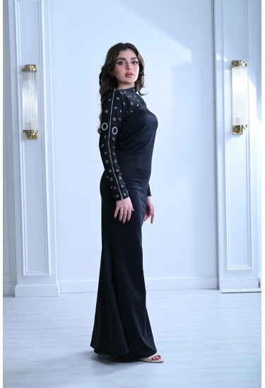 فستان نسائي مزين بحلقات من المعدن 