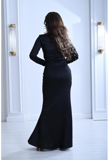 فستان نسائي مزين بحلقات من المعدن 