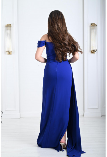 فستان نسائي طويل بتصميم ناعم و أنيق