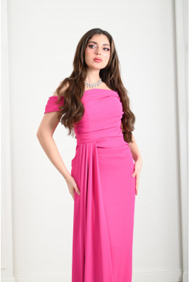 فستان نسائي طويل بتصميم ناعم و أنيق