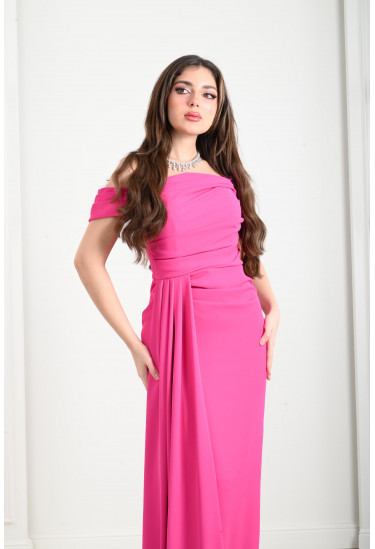 فستان نسائي طويل بتصميم ناعم و أنيق