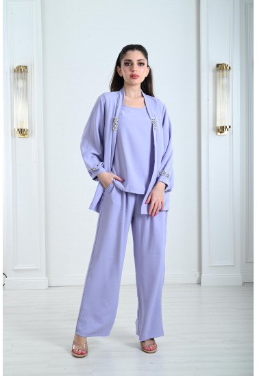 طقم نسائي مُزين بستراس لامع