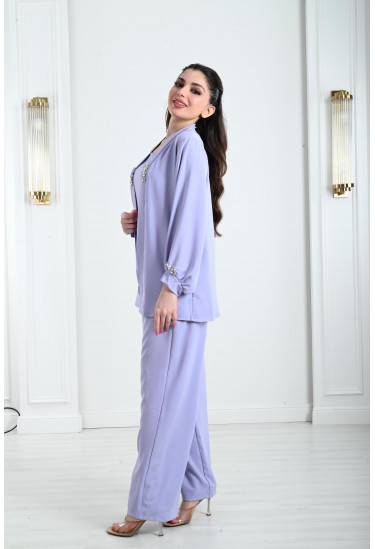 طقم نسائي مُزين بستراس لامع