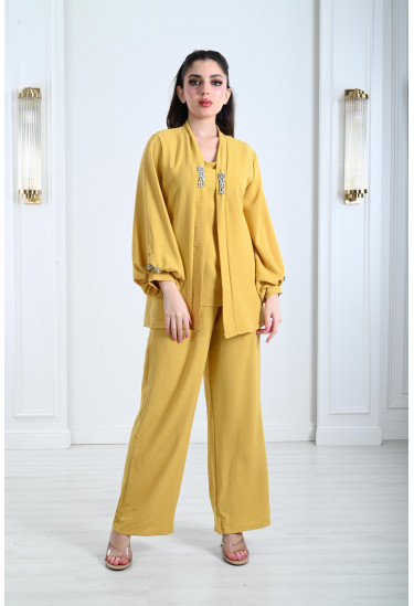 طقم نسائي مُزين بستراس لامع