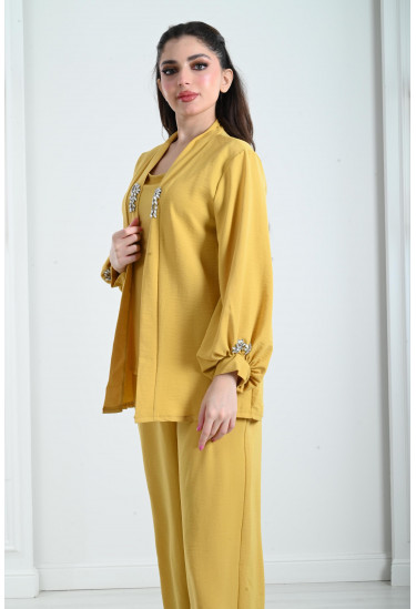 طقم نسائي مُزين بستراس لامع