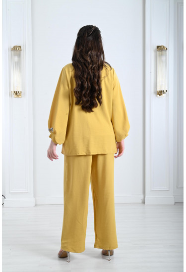 طقم نسائي مُزين بستراس لامع