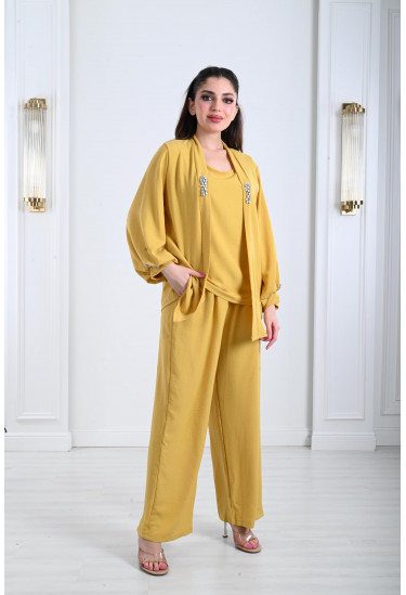 طقم نسائي مُزين بستراس لامع