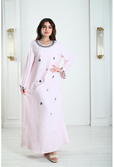 جلابية نسائية بتصميم ناعم مميز