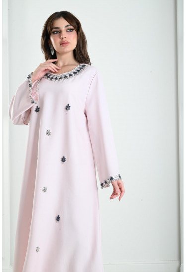 جلابية نسائية بتصميم ناعم مميز