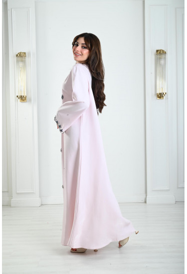 جلابية نسائية بتصميم ناعم مميز