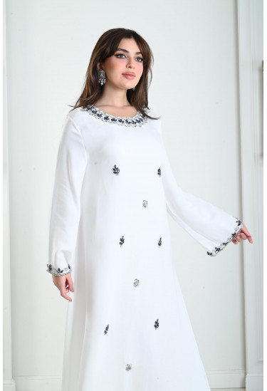 جلابية نسائية بتصميم ناعم مميز