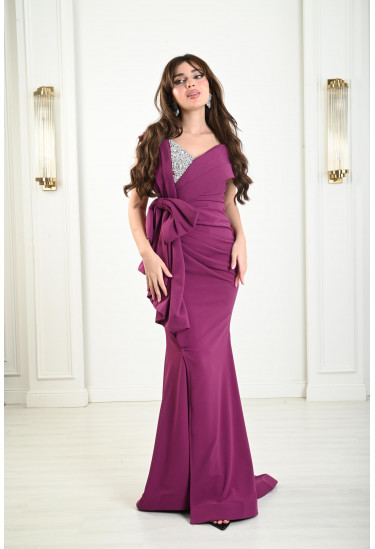 فستان أنيقة بقصة ملتفة 