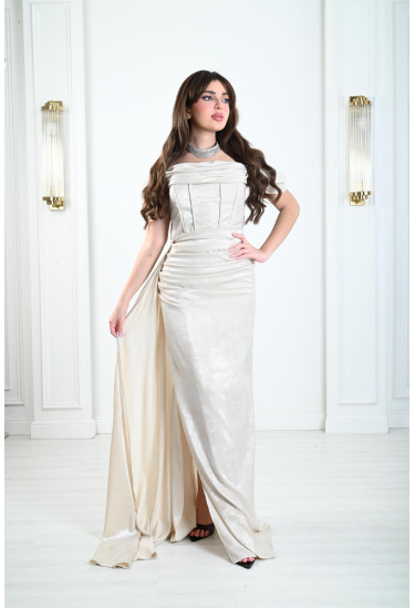 فستان مكشوف الأكتاف 