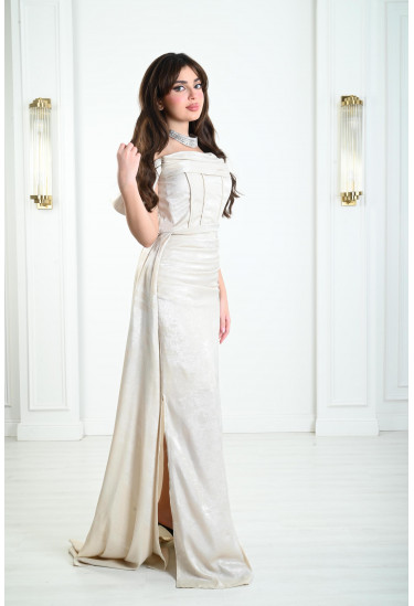 فستان مكشوف الأكتاف 