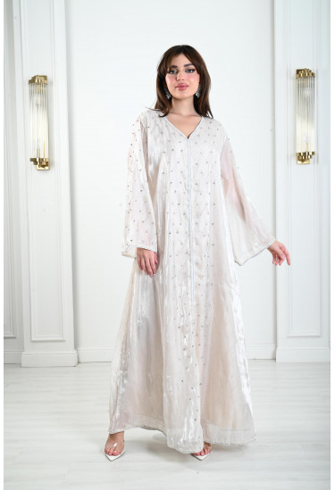 جلابية ناعمة مزينة بتطريز رقيق جلابية ناعمة مزينة بتطريز رقيق