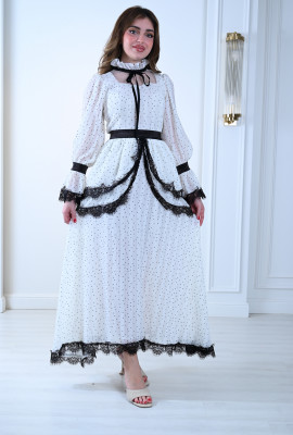 فستان فاخر بتصميم منقّط ولمسات دانتيل أنيقة 