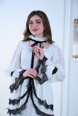 فستان فاخر بتصميم منقّط ولمسات دانتيل أنيقة 