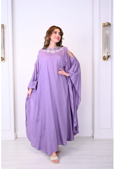 جلابية أنيقة  بتصميم فضفاض وتطريز جذاب