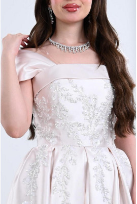 فستان نسائي طويل من نسيج الستان اللامع