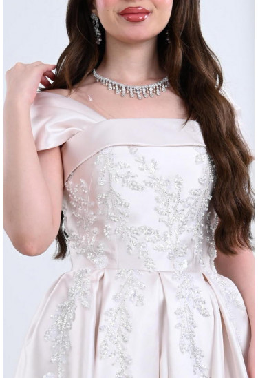 فستان نسائي طويل من نسيج الستان اللامع