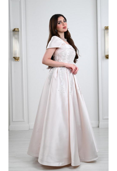 فستان نسائي طويل من نسيج الستان اللامع