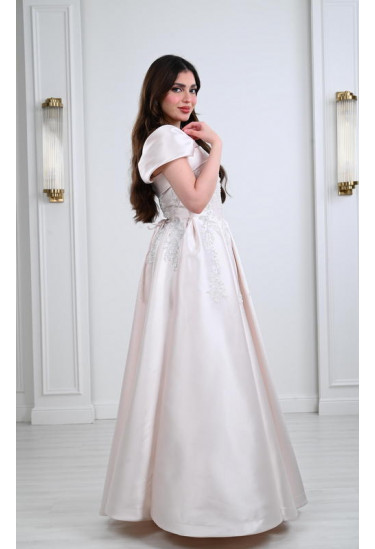 فستان نسائي طويل من نسيج الستان اللامع