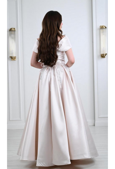 فستان نسائي طويل من نسيج الستان اللامع