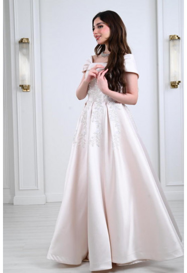 فستان نسائي طويل من نسيج الستان اللامع