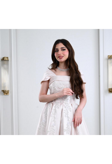 فستان نسائي طويل من نسيج الستان اللامع