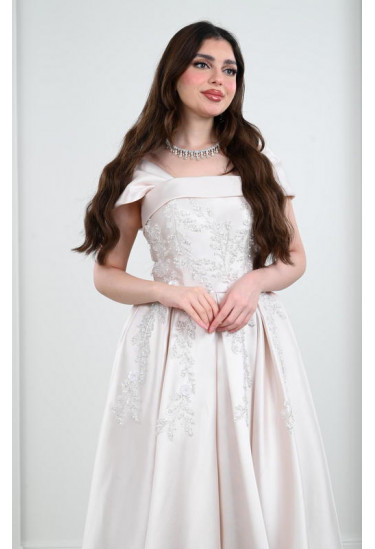 فستان نسائي طويل من نسيج الستان اللامع