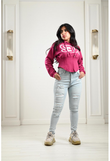 بنطلون جينز بتفاصيل ممزقة 